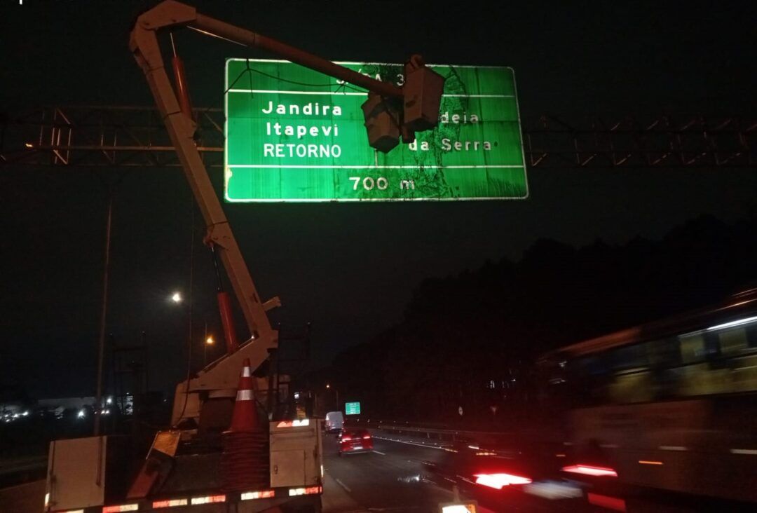 Rodovias Raposo Tavares e Castello Branco recebem novas placas de sinalização