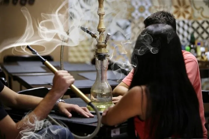 jovens-fumando-no-narguile11