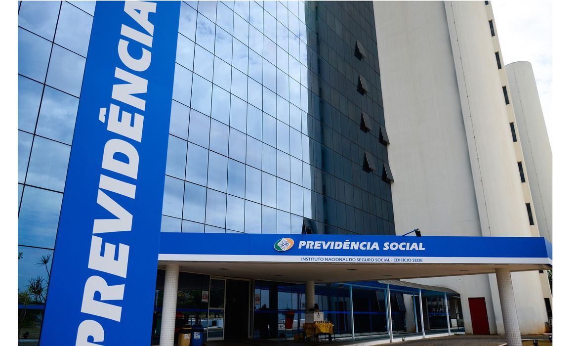 Governo decide antecipar 13º salário do INSS