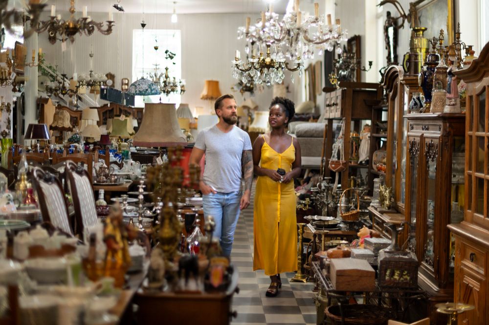 full-shot-people-walking-in-the-antique-store