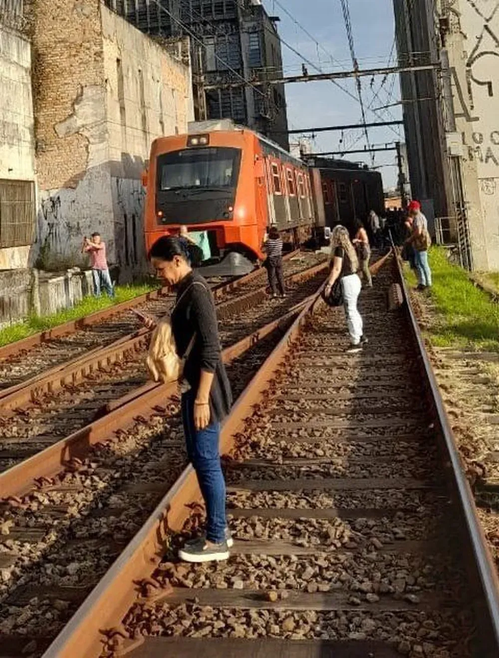 desacarrilamento trem linha 8