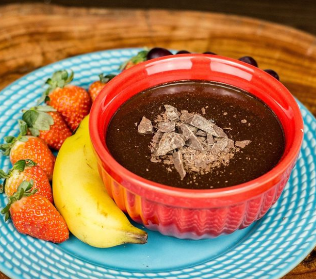 Sopa de Chocolate com Frutas da Epoca (Monta Insta)