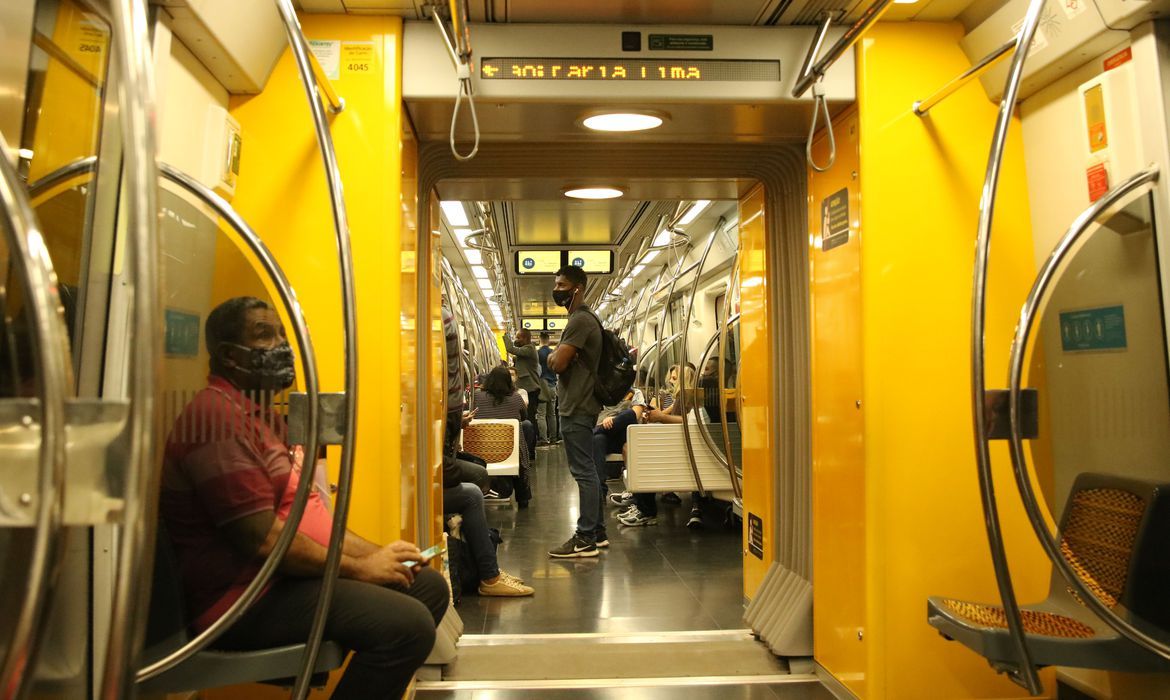 Governo de SP retira obrigatoriedade do uso de máscara no transporte público