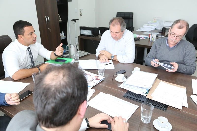 Prefeito Rogério Lins na secretaria de Saúde