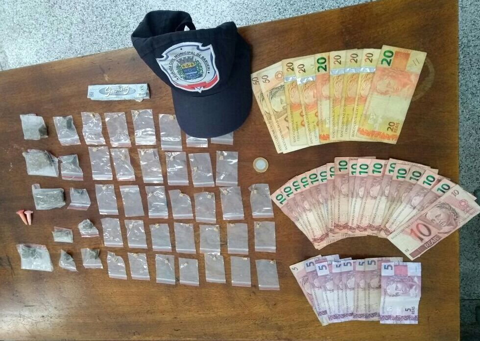Polícia apreende jovem que escondia drogas no matagal
