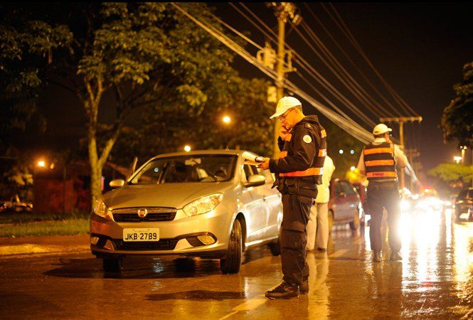 Onze motoristas bêbados foram autuados em Barueri