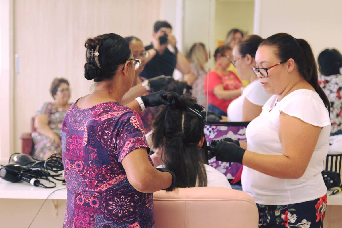 Secretaria da Mulher oferece curso gratuito de auxiliar de cabeleireiro