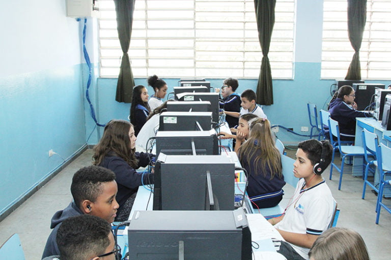 Região amplia uso de computadores nas salas de aula, tendência nacional