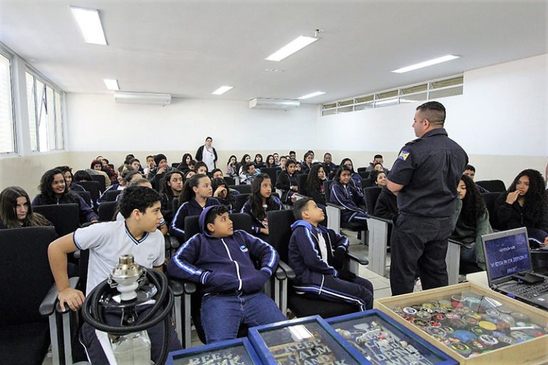 Estudantes do Belval participam de palestras sobre prevenção ao uso de drogas