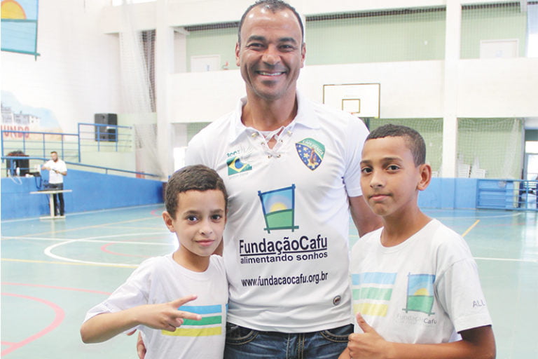 Cafu participa de jogo beneficente em Barueri