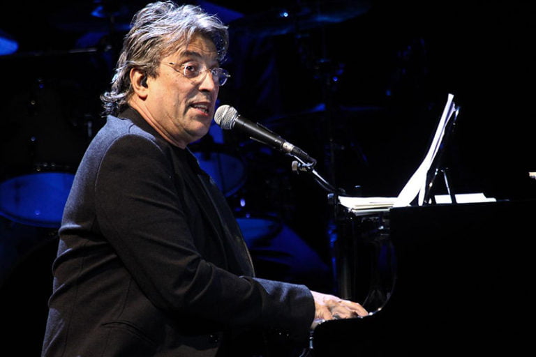 Ivan Lins celebra 47 anos de carreira no palco do TMB