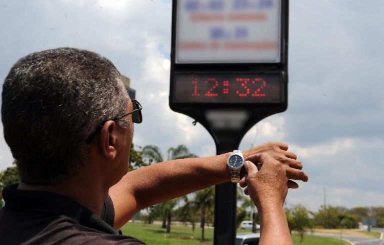 Governo mantém horário de verão em 4 de novembro; relógios têm de ser adiantados em 1 hora