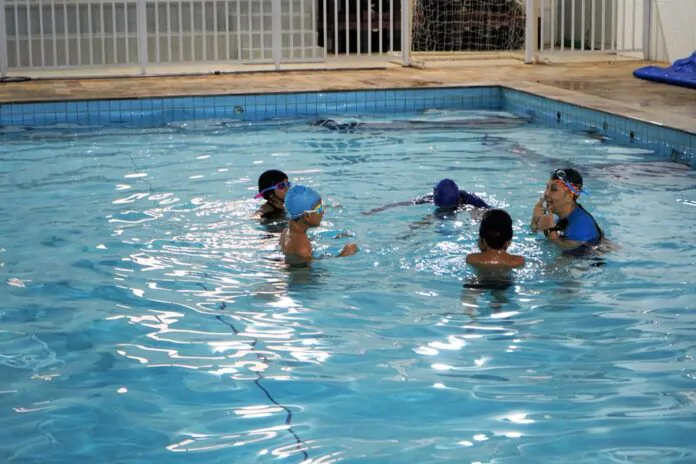Alunos da rede municipal têm aula de natação