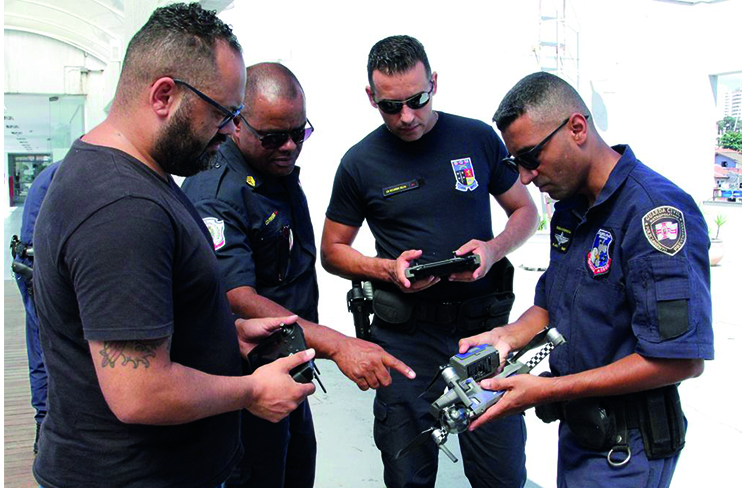 Barueri capacita servidores para pilotar drones