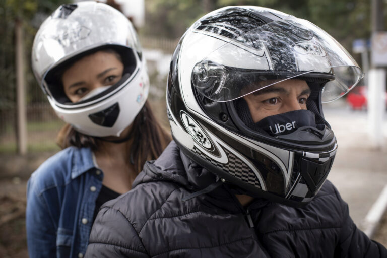  Uber lança viagens de moto em Barueri e Carapicuíba