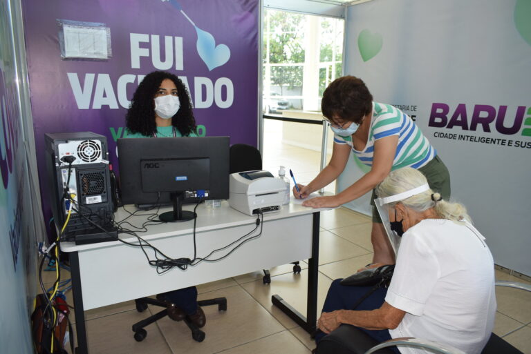 Barueri mantém vacinação contra Covid-19 e gripe no feriado