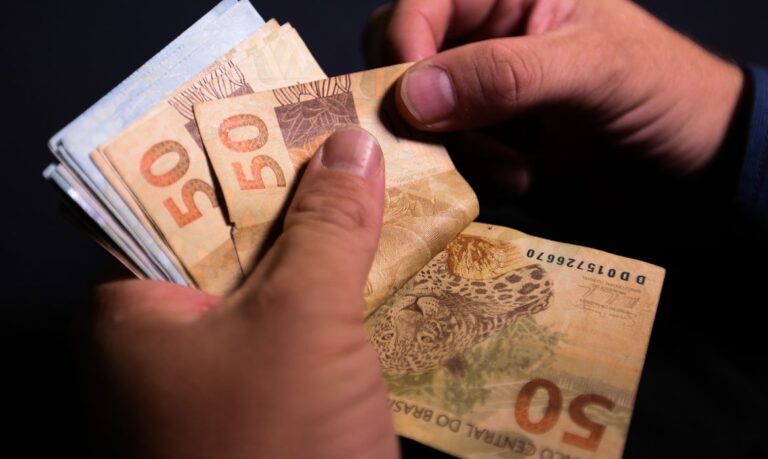 Governo propõe salário mínimo de R$ 1.294 para 2023 Governo propõe salário mínimo de R$ 1.294 para 2023