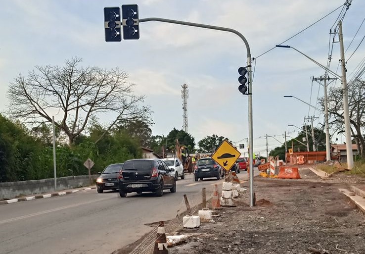 Semáforos provisórios começam a funcionar no viaduto de Caucaia, em Cotia