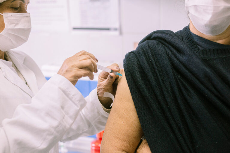 Cotia começa a vacinar população em geral contra a gripe nesta quarta-feira (22)