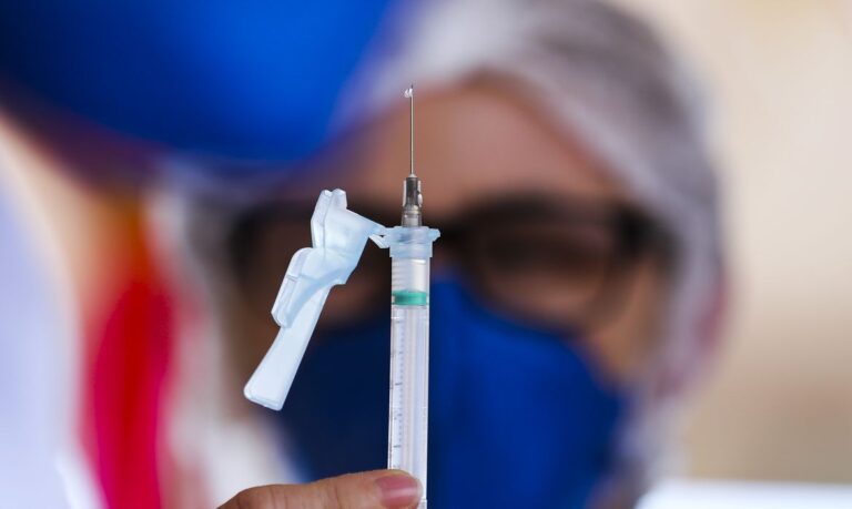 Quarta dose da vacina contra Covid-19 é autorizada para pessoas a partir dos 50 anos e profissionais da saúde