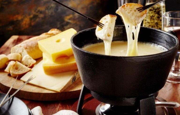 Receita: Fondue de queijo para espantar o friozinho!
