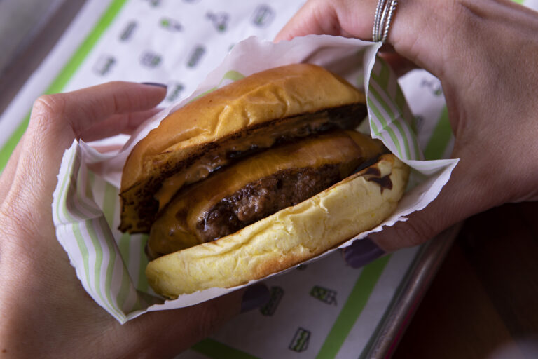 Cabana Burger oferece descontos em lanches para estudantes na hora do almoço