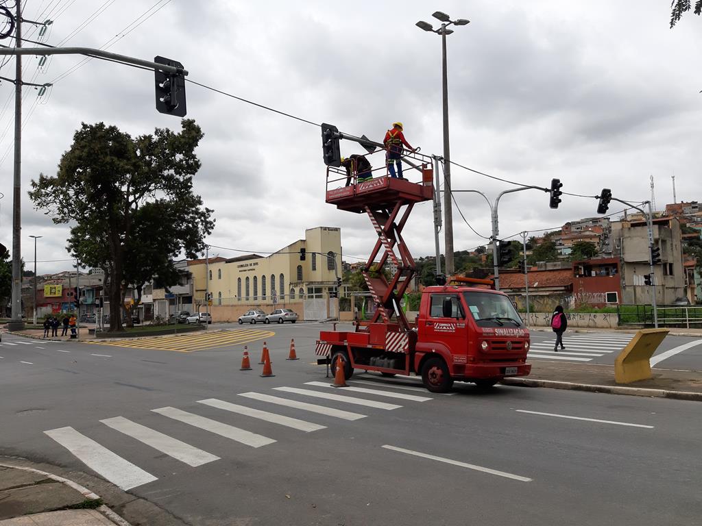 Caixa de marimbondos emperrou funcionamento dos semáforos da rua