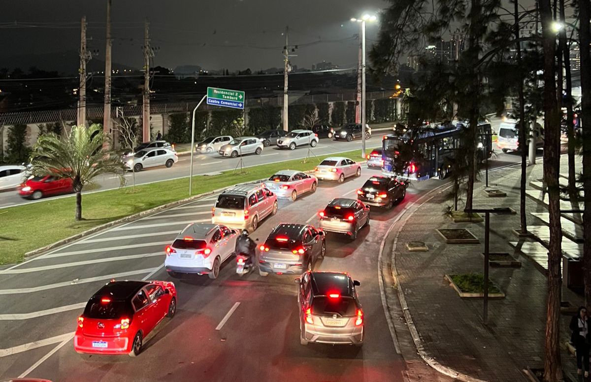 Manhã começa com acidente e trânsito no Aldeinha - Barueri na Rede