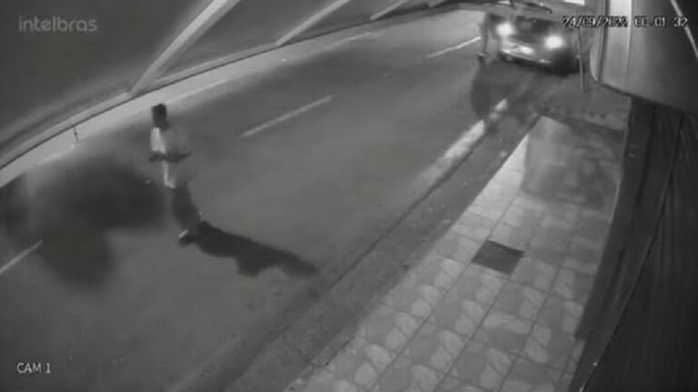 Câmera flagra furto de placa de sinalização na Rua da Prata