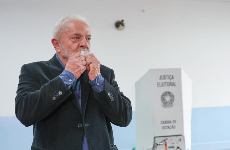 Aos 70% das urnas apuradas, Lula vira e anota 45,7% dos votos