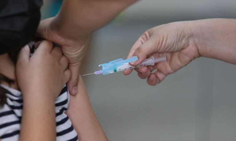 Crianças e adolescentes devem se vacinar contra meningite, adultos não recebem a dose
