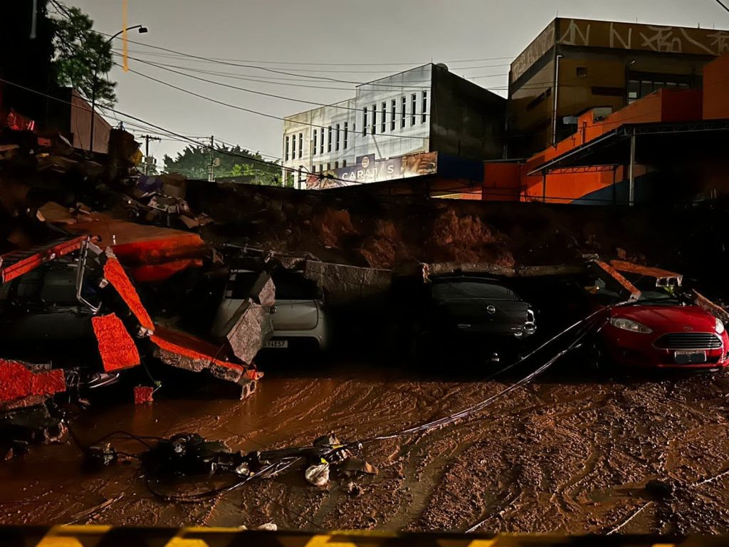 Muro caiu por volta das 22h desta quarta (1), na Rua Caiubi (Divulgação)