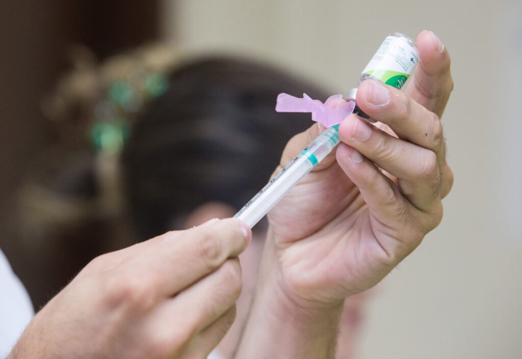 Das Land führt einen Meningitis-C-Impfstoff für Jugendliche und Pädagogen ein