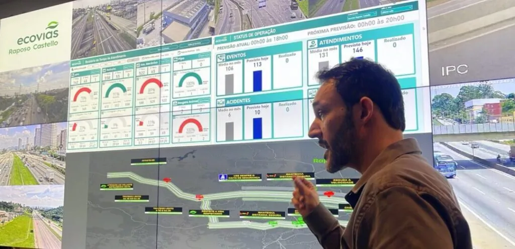 Roberto Kimura, coordenador do Centro de Controle Operacional, apresenta o CCO à imprensa